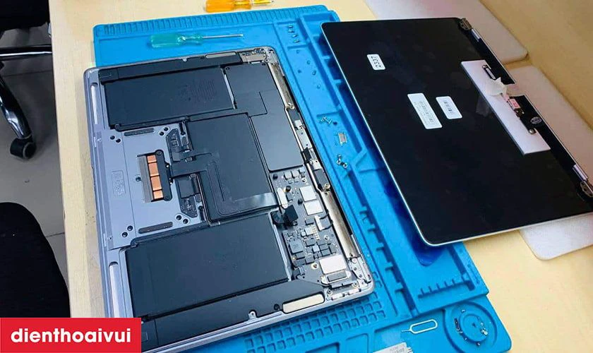 Quy tr&igrave;nh thay m&agrave;n h&igrave;nh laptop HP Eco Edition 14 EE0175NG chuy&ecirc;n nghiệp tại Điện Thoại Vui