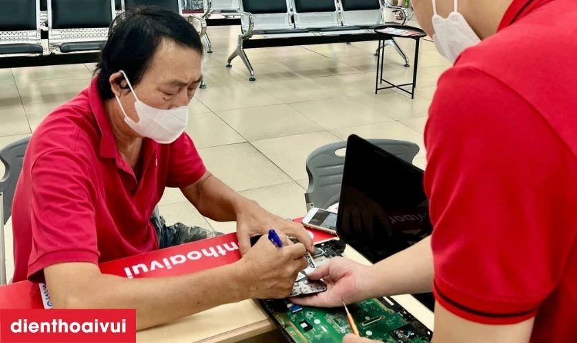 Quy tr&igrave;nh thay m&agrave;n h&igrave;nh laptop HP ELITEBOOK 8540P chuy&ecirc;n nghiệp tại Điện Thoại Vui