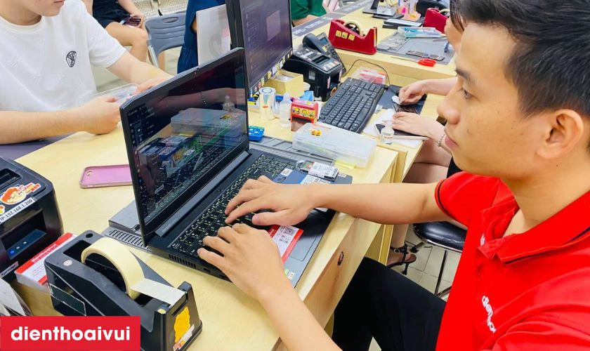 Khi qu&aacute; tr&igrave;nh thay xong, đội ngũ kỹ thuật sẽ chạy thử