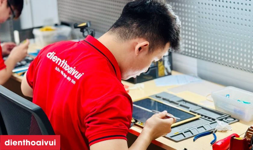 Quy tr&igrave;nh thay m&agrave;n h&igrave;nh laptop HP Envy 13 AB00NX chuy&ecirc;n nghiệp tại Điện Thoại Vui