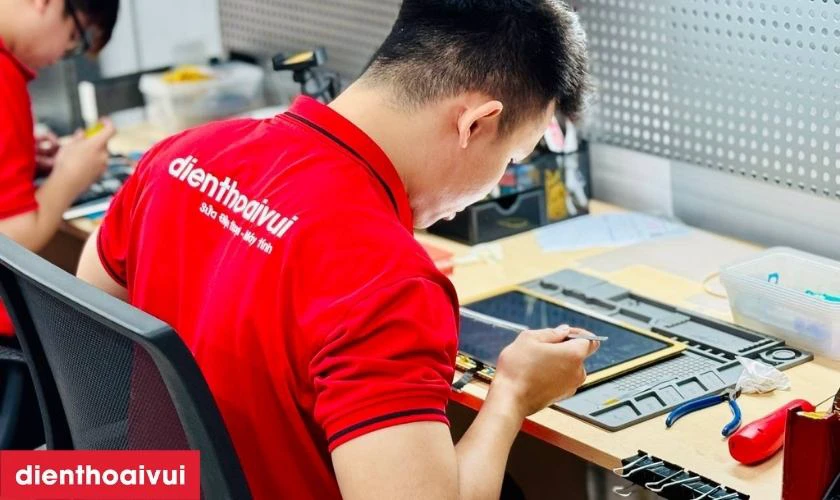 Quy tr&igrave;nh thay m&agrave;n h&igrave;nh laptop HP Envy 13 AH000 chuy&ecirc;n nghiệp tại Điện Thoại Vui