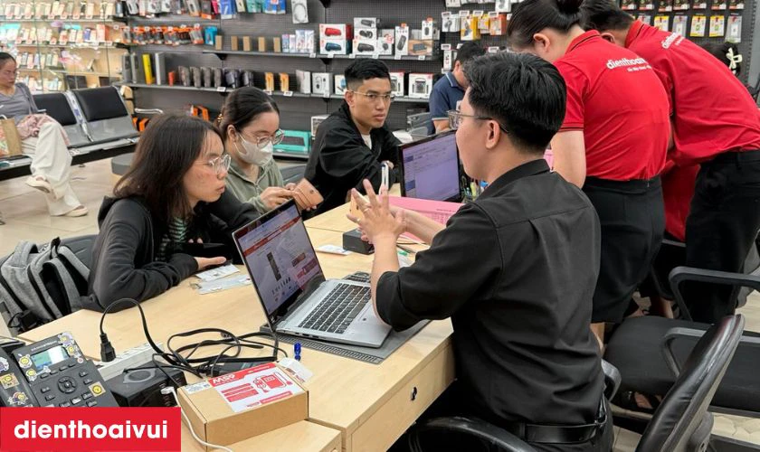Sau khi lắp màn hình mới vào, kỹ thuật viên sẽ test lại chức năng