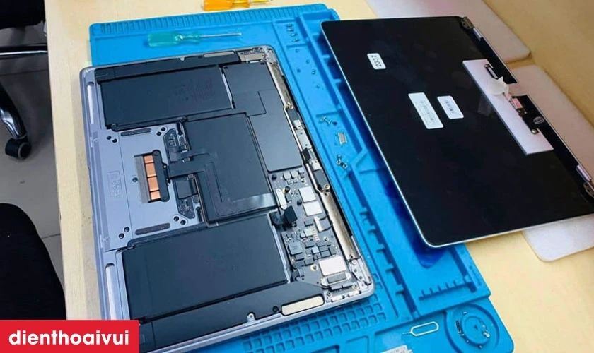 Quy tr&igrave;nh thay m&agrave;n h&igrave;nh laptop HP Pavilion 14 DV0065ST chuy&ecirc;n nghiệp tại Điện Thoại Vui