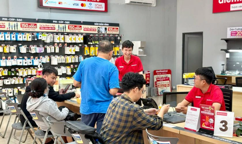 Kỹ thuật viên thao tác cẩn thận và chuyên nghiệp