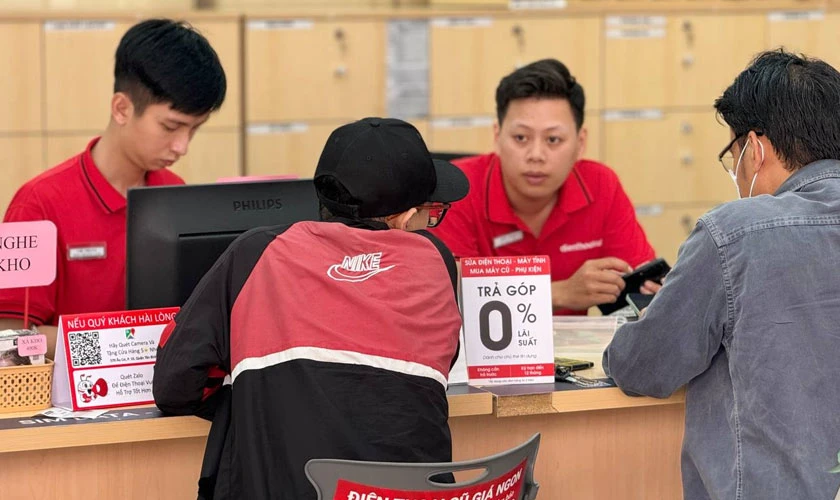 Khách hàng tại cửa hàng Điện Thoại Vui quận Hoàn Kiếm
