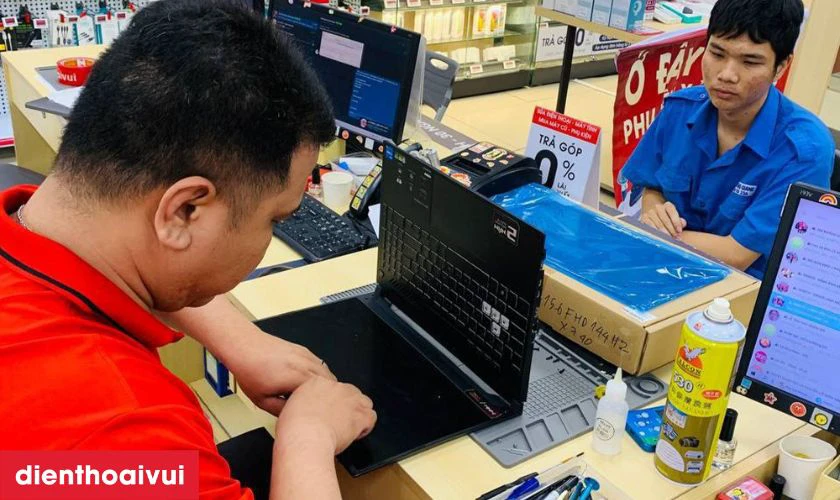 Kỹ thuật vi&ecirc;n tiếp nhận thay m&agrave;n laptop