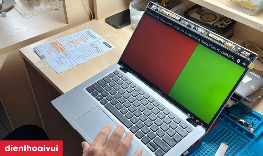 Kỹ thuật vi&ecirc;n kiểm tra t&igrave;nh trạng lỗi của m&agrave;n h&igrave;nh