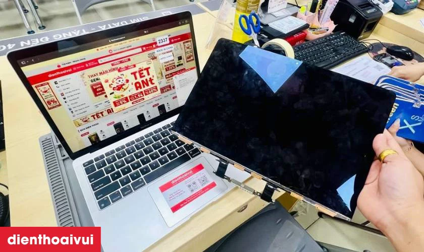 Địa chỉ dịch vụ thay m&agrave;n h&igrave;nh Macbook Air 2015 uy t&iacute;n