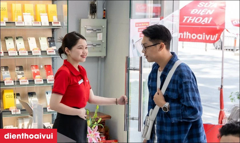 Kh&aacute;ch h&agrave;ng đến cửa h&agrave;ng Điện Thoại Vui gần nhất để được hỗ trợ