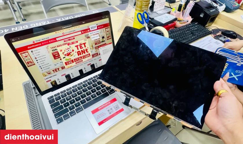 Địa chỉ dịch vụ thay m&agrave;n h&igrave;nh MacBook Air 2017 uy t&iacute;n