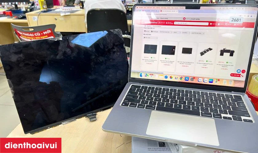 Sau khi thay xong, kỹ thuật vi&ecirc;n test lại to&agrave;n bộ chức năng