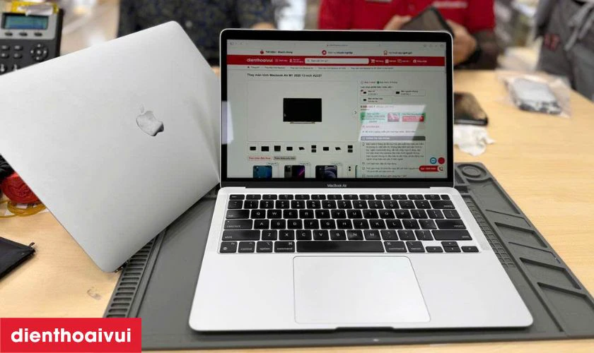 Sau khi lắp m&agrave;n h&igrave;nh mới, kỹ thuật kiểm tra độ hiển thị, cảm ứng, b&agrave;n ph&iacute;m