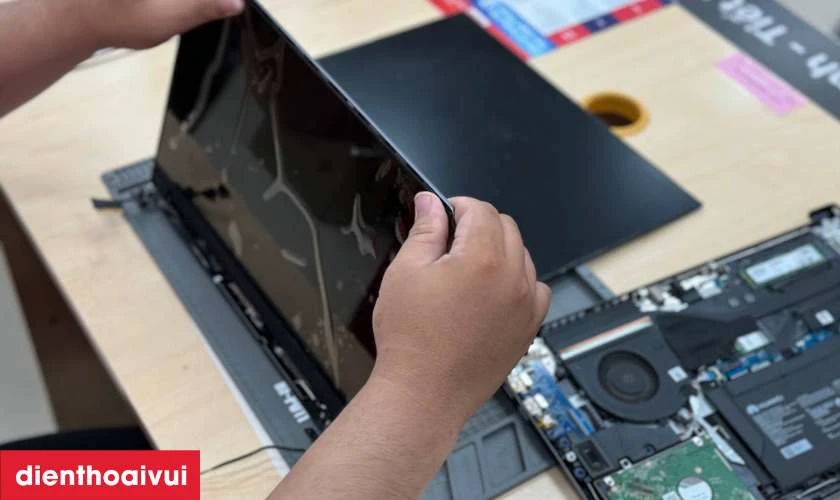 Quy tr&igrave;nh thay m&agrave;n h&igrave;nh MacBook tại Điện Thoại Vui