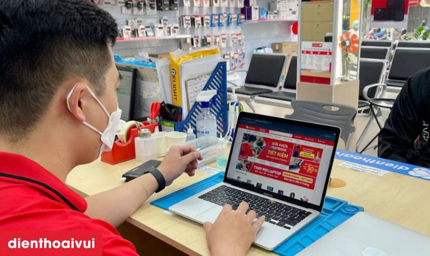 Quy tr&igrave;nh thay m&agrave;n h&igrave;nh MacBook Air tại Điện Thoại Vui