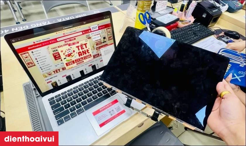 Quy tr&igrave;nh thay m&agrave;n h&igrave;nh MacBook chuy&ecirc;n nghiệp