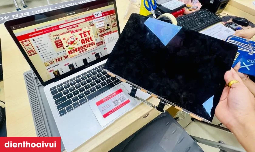 Thay m&agrave;n h&igrave;nh Macbook Pro 2015 gi&aacute; rẻ tại Điện Thoại Vui