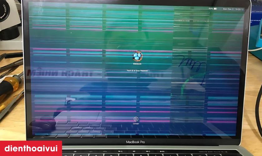 Kỹ thuật vi&ecirc;n kiểm tra t&igrave;nh trạng m&agrave;n h&igrave;nh của MacBook