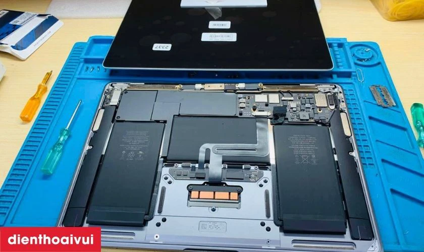 Quy tr&igrave;nh thay m&agrave;n h&igrave;nh MacBook Pro 2021