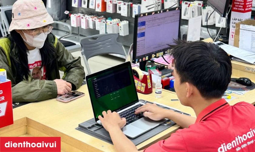Kiểm tra t&igrave;nh trạng MacBook Pro M2 2022