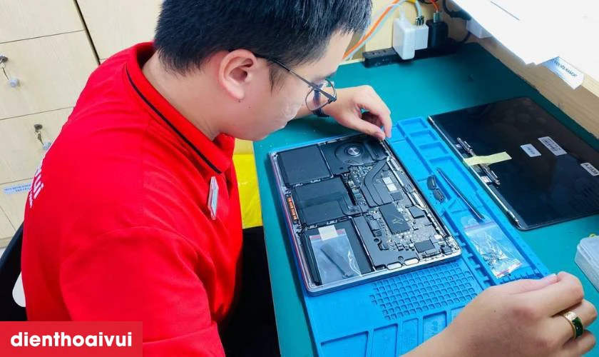 Quy tr&igrave;nh thay m&agrave;n h&igrave;nh MacBook