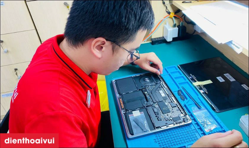 Quy trình thay màn hình MacBook tại Điện Thoại Vui là gì?