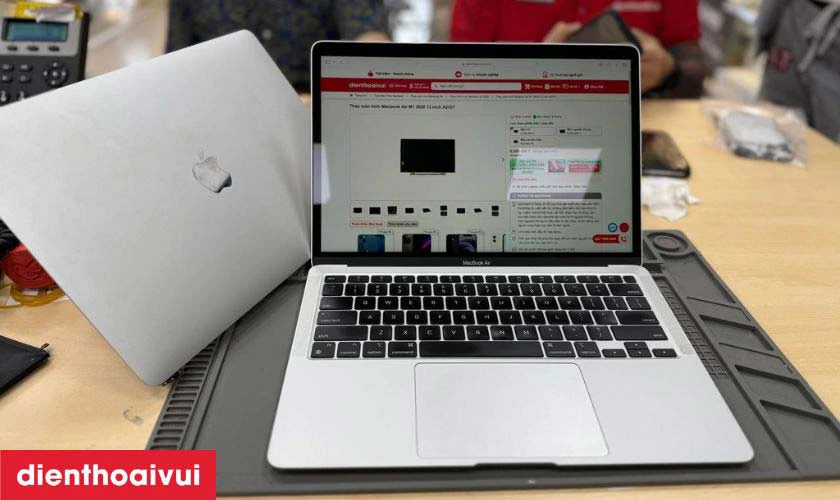Quy tr&igrave;nh thay m&agrave;n h&igrave;nh MacBook Pro M1 ch&iacute;nh h&atilde;ng GENA