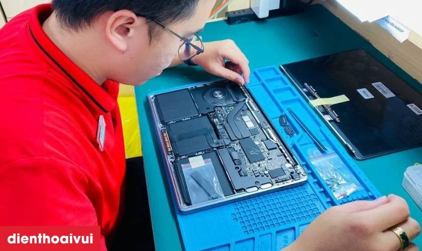 Quy tr&igrave;nh thay m&agrave;n h&igrave;nh Macbook Pro