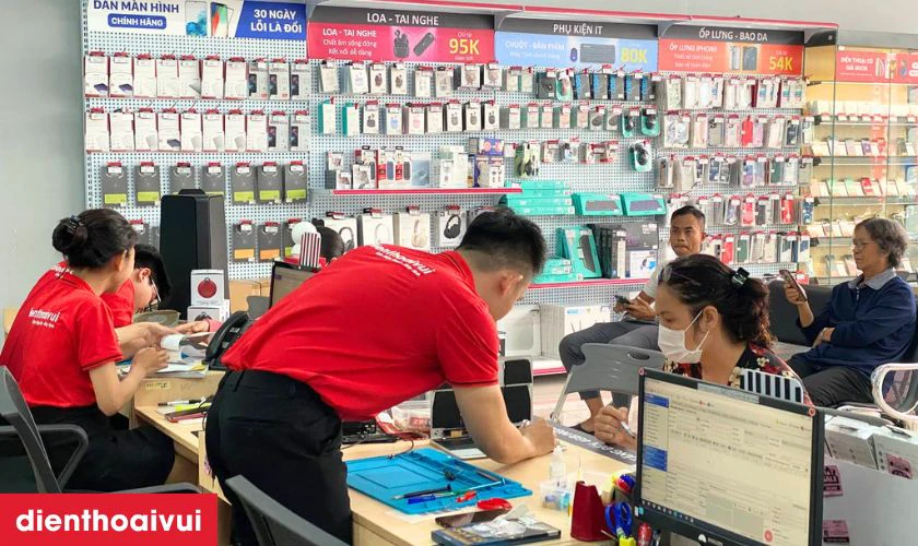Nhân viên kỹ thuật sẽ bàn giao máy tính bảng Xiaomi cho khách sau khi thay màn hình