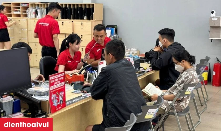 Kỹ thuật vi&ecirc;n kiểm tra m&agrave;n h&igrave;nh v&agrave; b&aacute;o gi&aacute; chi tiết cho kh&aacute;ch h&agrave;ng