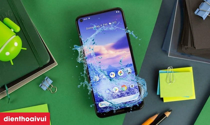 Điện thoại bị ngấm nước l&agrave; nguy&ecirc;n nh&acirc;n cần thay m&agrave;n h&igrave;nh thường gặp