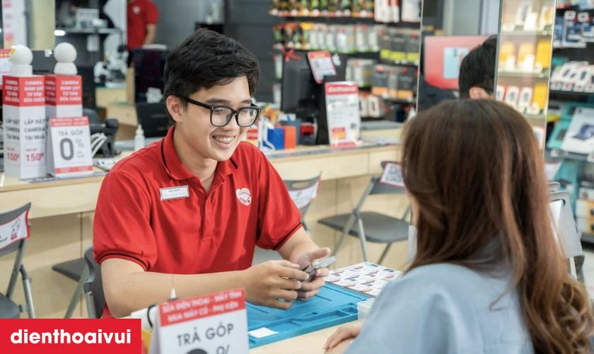 Kỹ thuật vi&ecirc;n kiểm tra v&agrave; b&aacute;o gi&aacute; c&ugrave;ng thời gian thay thế chi tiết cho kh&aacute;ch h&agrave;ng