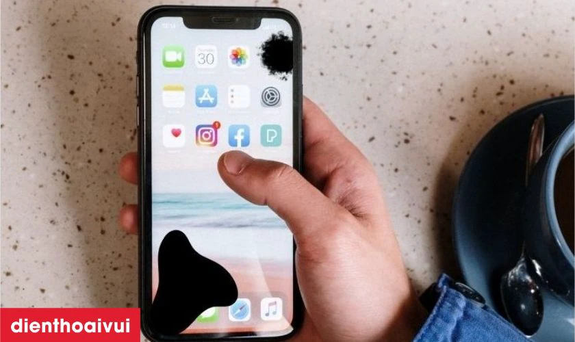 Xuất hiện c&aacute;c đốm đen hoặc dọc d&agrave;i