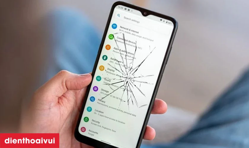 M&agrave;n h&igrave;nh bị va đập dẫn đến nứt vỡ