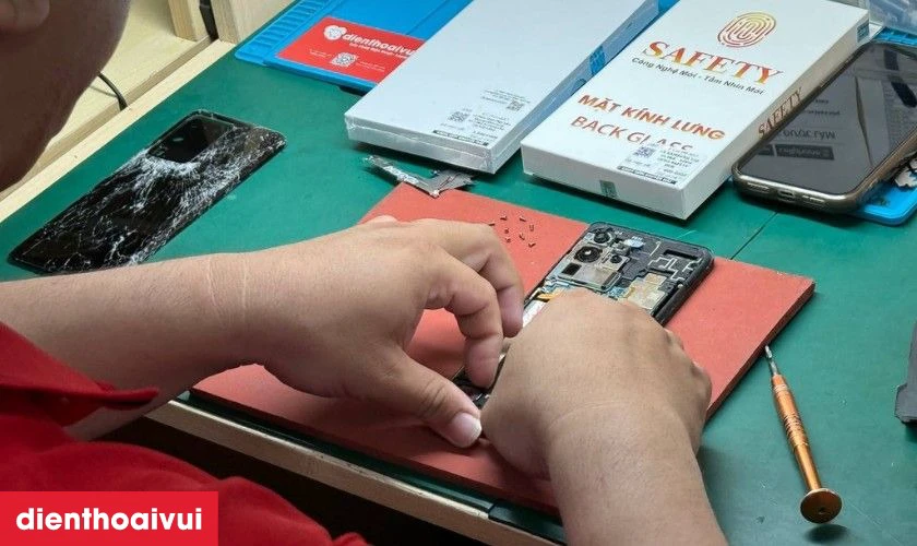 Quy tr&igrave;nh thay m&agrave;n h&igrave;nh tại Điện Thoại Vui diễn ra minh bạch, chuy&ecirc;n nghiệp