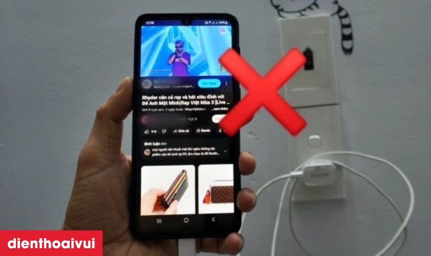 Vừa sạc vừa d&ugrave;ng khiến điện thoại n&oacute;ng g&acirc;y hư hỏng m&agrave;n h&igrave;nh