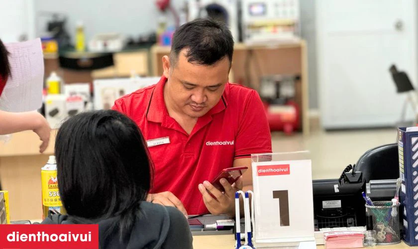 Kỹ thuật vi&ecirc;n Điện Thoại Vui thay m&agrave;n h&igrave;nh mới cho Nubia Red Magic 6