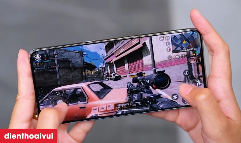 OnePlus 10T sở hữu m&agrave;n h&igrave;nh AMOLED độ ph&acirc;n giải cao m&atilde;n nh&atilde;n người d&ugrave;ng