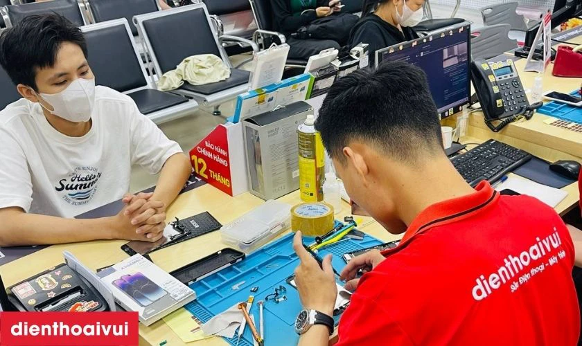 Quy trình thay màn hình OnePlus 8T chuyên nghiệp lấy liền tại Điện Thoại Vui
