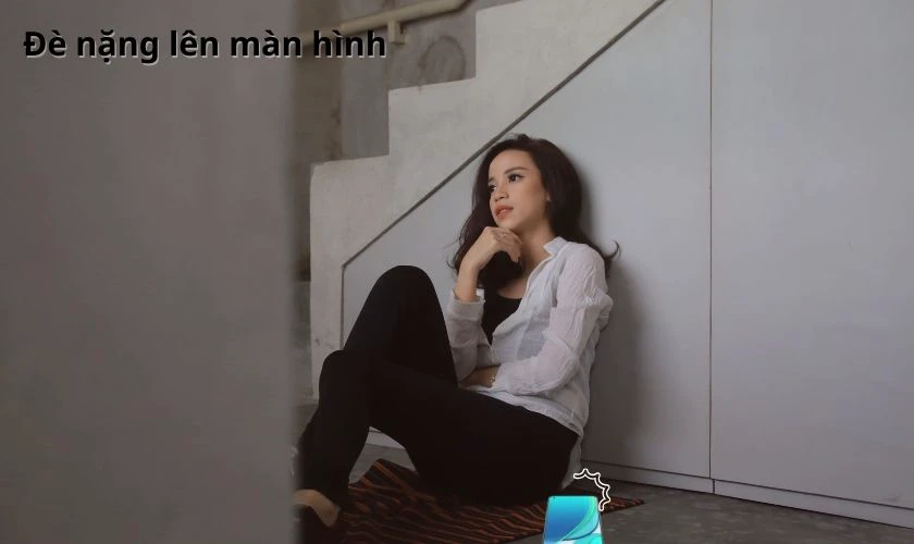 Đè nặng lên màn hình có thể gây nứt, hỏng cảm ứng