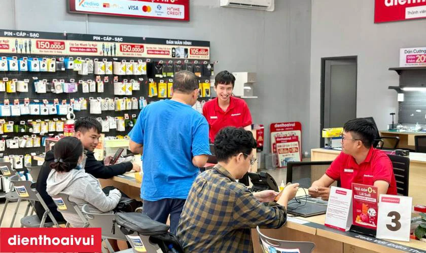 Cửa h&agrave;ng thay m&agrave;n linh kiện ch&iacute;nh h&atilde;ng, lấy liền tại Điện Thoại Vui
