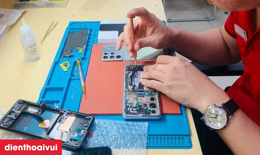Quy tr&igrave;nh thay m&agrave;n h&igrave;nh OPPO A16 chuy&ecirc;n nghiệp lấy liền tại Điện Thoại Vui
