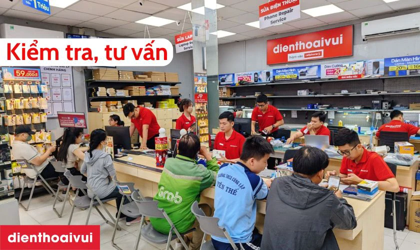 Nh&acirc;n vi&ecirc;n sẽ tiếp nhận y&ecirc;u cầu v&agrave; hướng dẫn kh&aacute;ch đến khu vực kỹ thuật