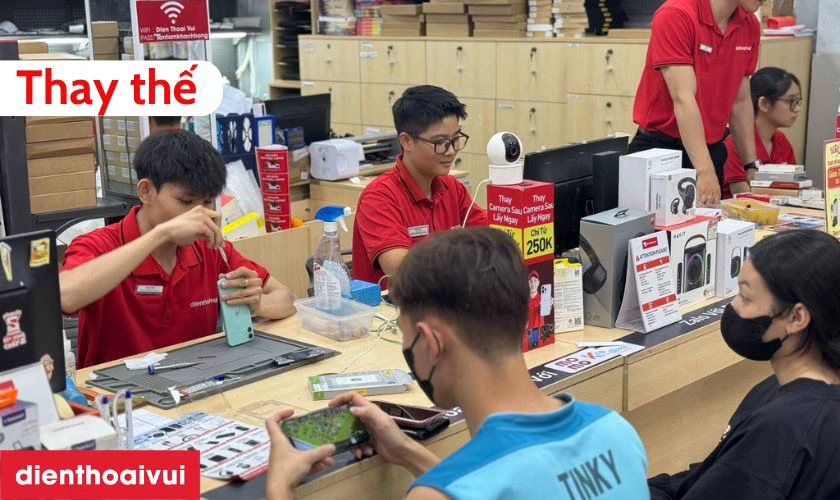 Sau khi kh&aacute;ch đồng &yacute;, kỹ thuật vi&ecirc;n th&aacute;o m&aacute;y v&agrave; thay m&agrave;n h&igrave;nh mới