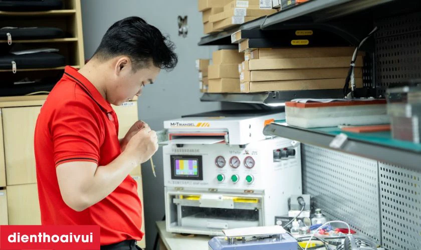 Cửa h&agrave;ng thay linh kiện ch&iacute;nh h&atilde;ng, lấy liền tại Điện Thoại Vui
