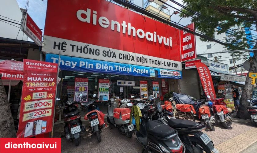 B&agrave;n giao điện thoại v&agrave; hướng dẫn thanh to&aacute;n
