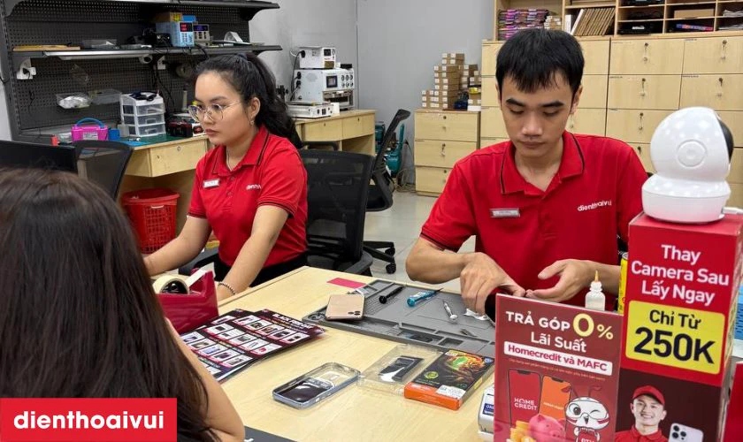 Kỹ thuật viên sẽ tiến hành đánh giá mức độ hư hỏng của màn hình