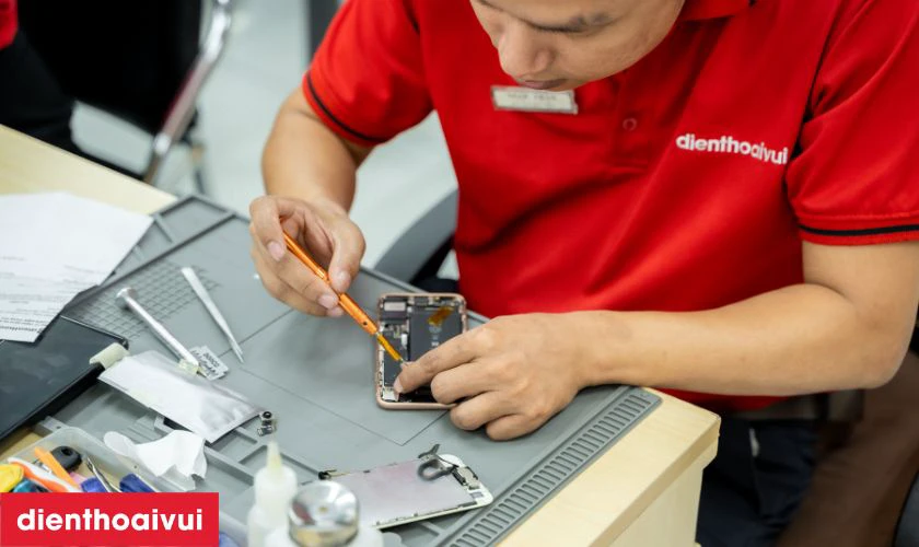 Kỹ thuật viên tháo máy rồi thay linh kiện mới