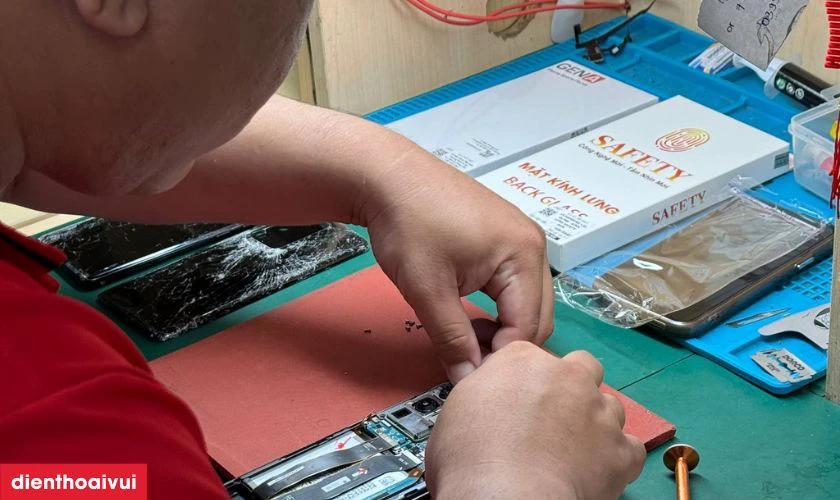 Thiết bị được đưa đến khu vực kỹ thuật để tháo rời và lắp màn hình mới