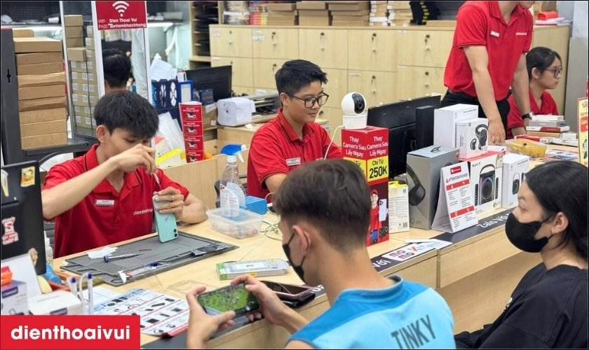 Kỹ thuật vi&ecirc;n tiến h&agrave;nh sửa chữa cẩn thận