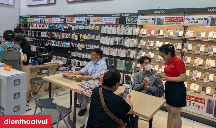 Nhân viên kỹ thuật tiếp nhận điện thoại từ khách, ghi nhận tình trạng tổng thể ban đầu